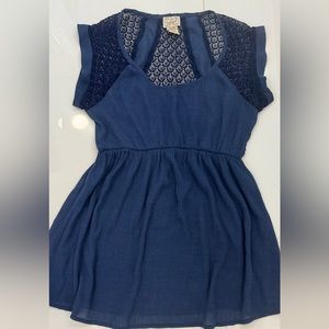Eyelash Couture Lace Babydoll short sleeve top. Navy/ Blue size Small